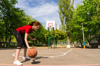 Atletik kadın orta mahkeme basketbolda top sürme