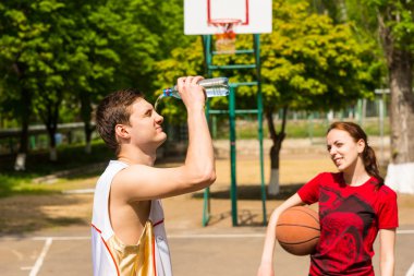 Adam basketbol oyun molası sırasında aşağı soğutma