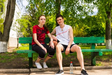 Basketbol ile parkta bankta oturan genç Çift