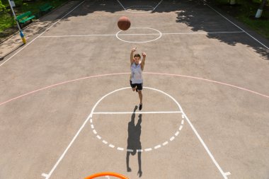 Genç adam basketbol sahasına serbest atış yapma