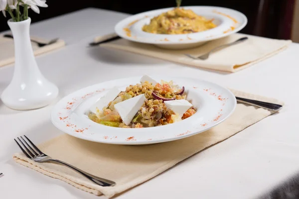 Tillagade rätter på restaurang bord — Stockfoto