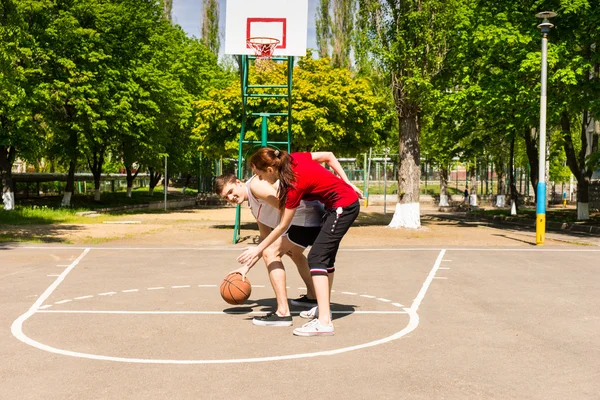 Pár hraje basketbal na venkovním hřišti — Stock fotografie