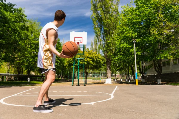 健壮的男人免费扔向篮筐的篮球 — 图库照片