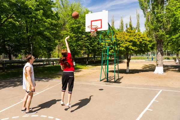 Coppia che gioca a basket sul campo all'aperto — Foto Stock