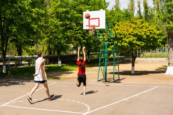 Couple Playing Basketball on Outdoor Court — Stock Photo, Image