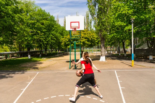 Pár hraje basketbal na venkovním hřišti — Stock fotografie