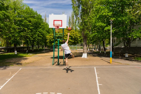 Homem tomando leigos até tiro no basquete tribunal — Fotografia de Stock