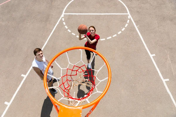 Vista de ângulo alto do casal jogando basquete — Fotografia de Stock