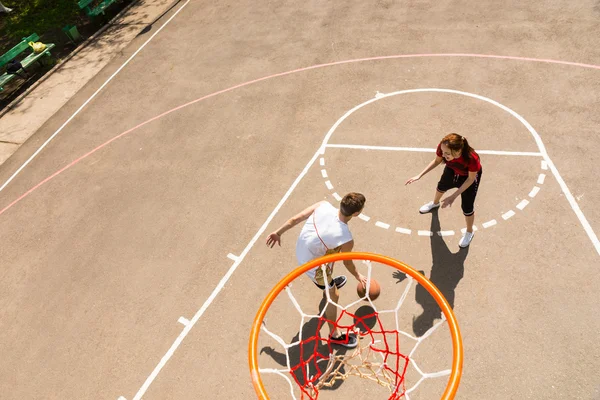 屋外裁判所でバスケットボールをしているカップル — ストック写真