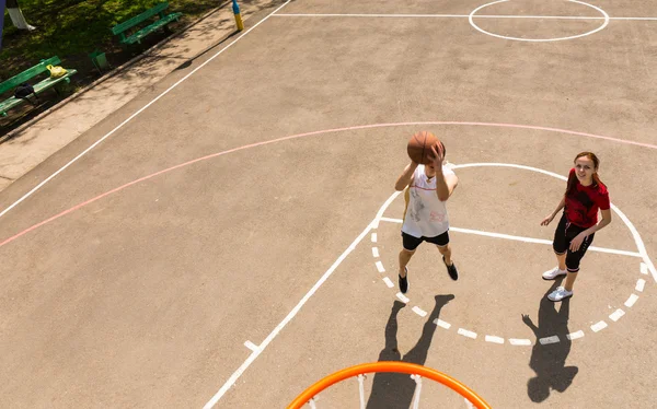 Pár hraje basketbal na venkovním hřišti — Stock fotografie