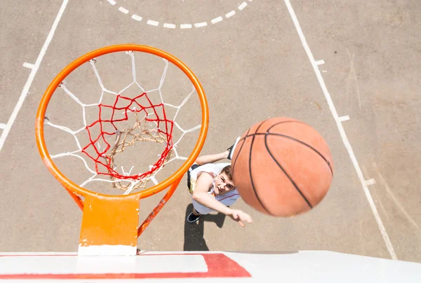 Acima vista do homem jogando basquete em aro — Fotografia de Stock