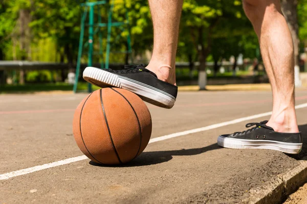 Primer plano del hombre con pie en el baloncesto en la cancha —  Fotos de Stock