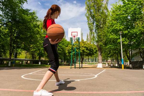 Perempuan melempar Basket dari Top of Court Key — Stok Foto