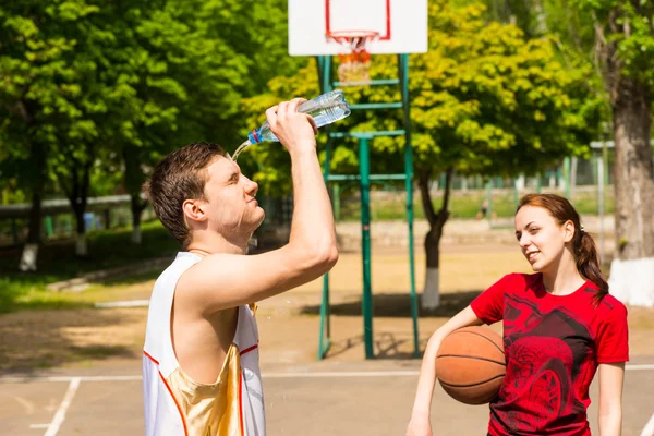 Mann kühlt sich während Basketballspielpause ab — Stockfoto