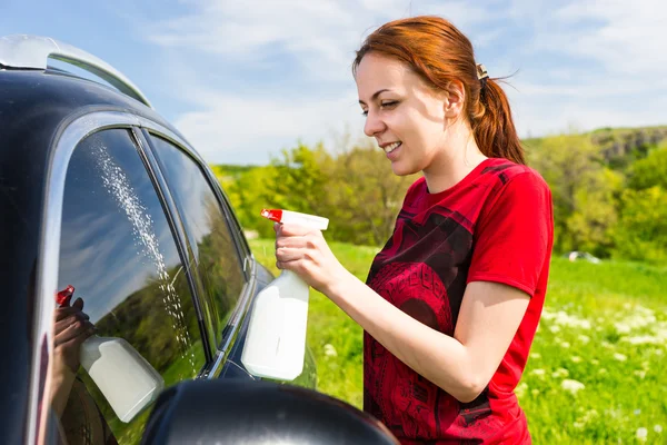 Γυναίκα καθαρισμού αυτοκινήτου Windows με ψεκασμό καθαρότερο — Φωτογραφία Αρχείου