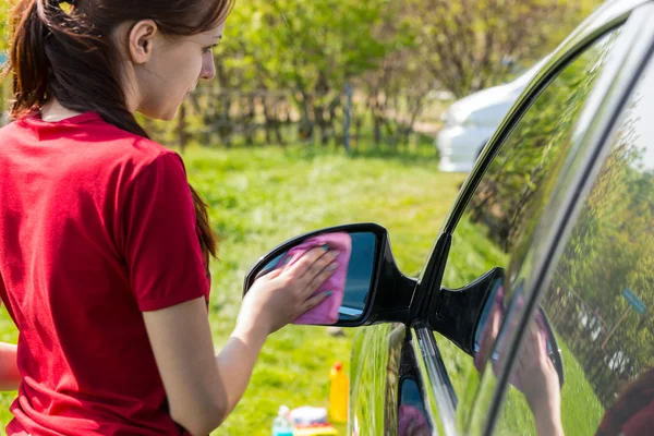 Vrouw schoonmaken auto Side View Mirror — Stockfoto