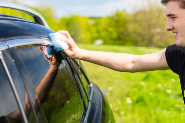 Man zwarte auto met zeepachtige spons wassen — Stockfoto