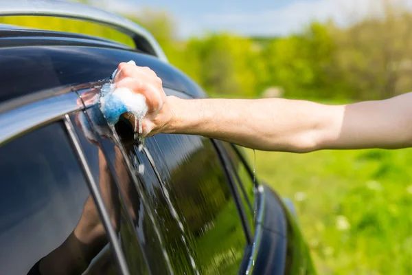 男人洗肥皂海绵辆黑色轿车 — 图库照片