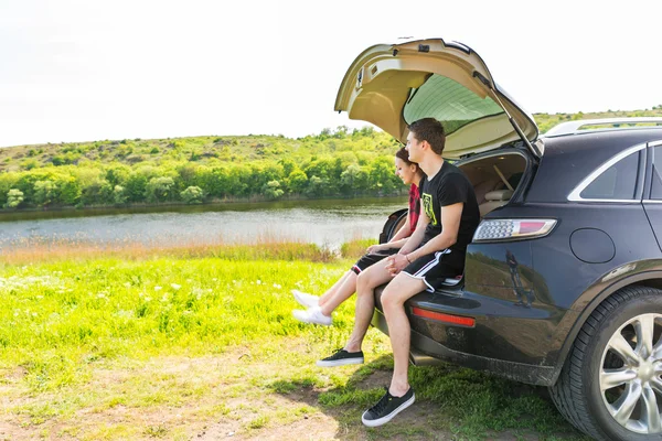 Pár těší pohled na řeku od zadních dveří vozu — Stock fotografie