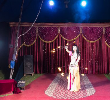 Yanan Batons Twirling egzotik yangın dansçı