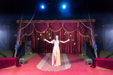 Yanan Batons Twirling egzotik yangın dansçı