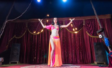Yanan Batons Twirling egzotik yangın dansçı