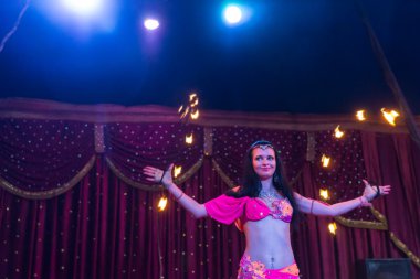 Sahne Alanı'nda yanan Batons Twirling dansçı ateş