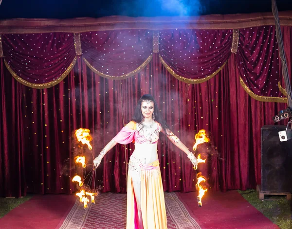 Bailarina de fuego exótica girando bastones llameantes — Foto de Stock