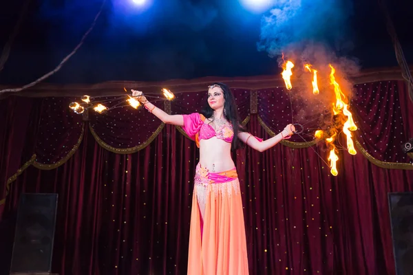 Exotische Fire Dancer Twirling vlammende knuppels — Stockfoto