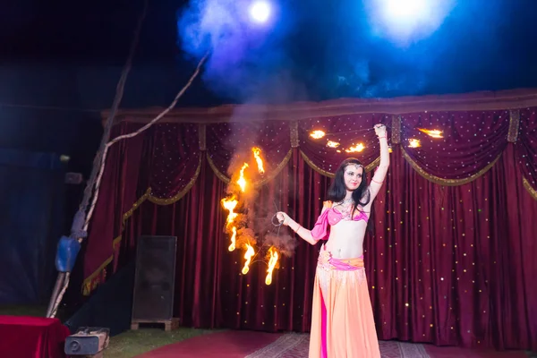 Bailarina de fuego exótica girando bastones llameantes — Foto de Stock