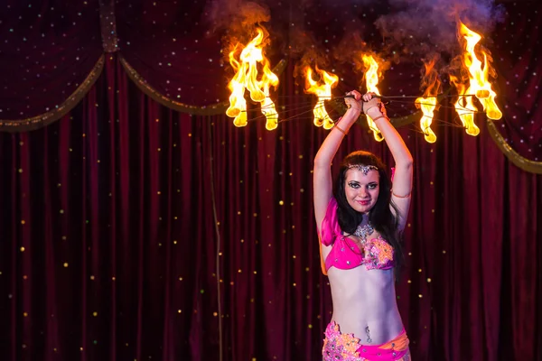 Mujer bailarina de fuego girando aparato de llama —  Fotos de Stock