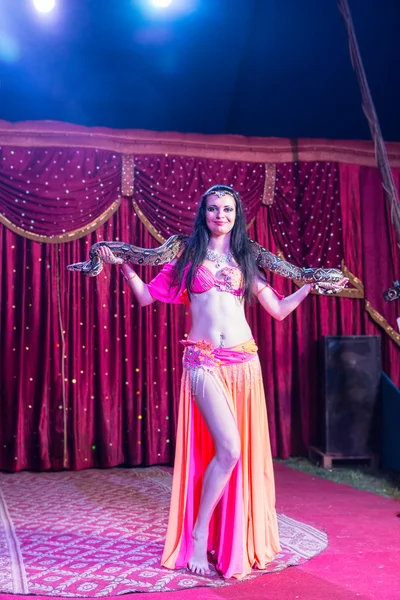 Εξωτική χορεύτρια της κοιλιάς με μεγάλο φίδι στη σκηνή — Φωτογραφία Αρχείου