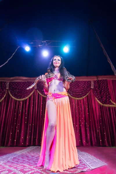 Bailarina exótica del vientre de pie en el escenario con serpiente — Foto de Stock