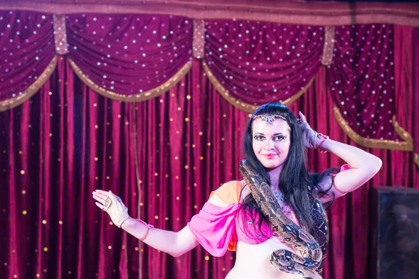 Bailarina exótica del vientre con gran serpiente en el escenario —  Fotos de Stock
