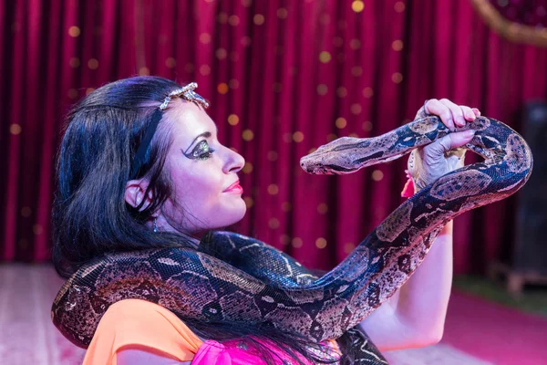 Ballerino esotico faccia a faccia con serpente sul palco — Foto Stock