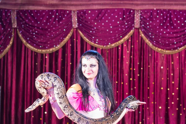 Egzotik dansçı Sahne Alanı'nda büyük yılan tutan — Stok fotoğraf
