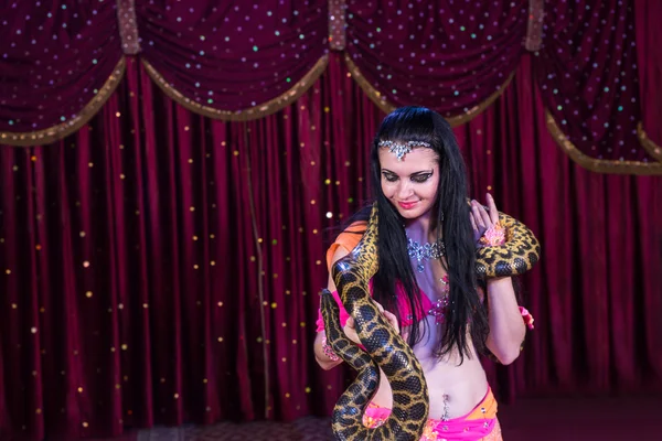 与大蛇在舞台上充满异国情调的肚皮舞 — 图库照片