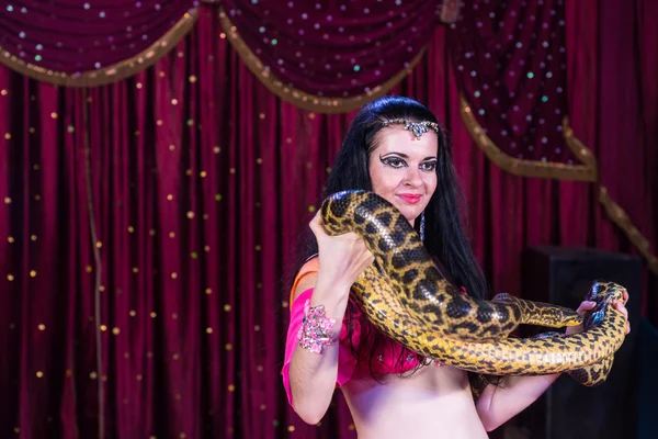 Ballerino pancia esotica con grande serpente sul palco — Foto Stock