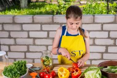 Genç kız Canning için taze sebze doğrama
