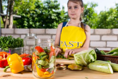 Kız korumak için taze sebze hazırlama