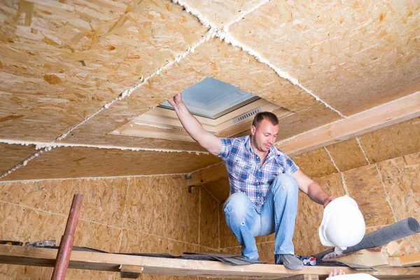 Bauarbeiter balanciert im neuen Heim auf Baugerüst — Stockfoto