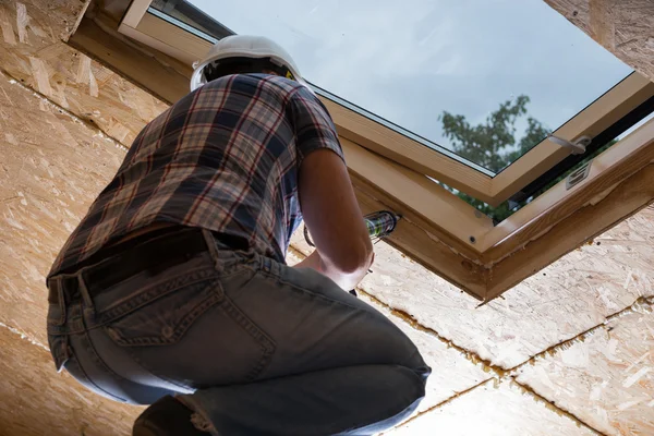 Byggnadsarbetare tillämpa fogtätning till himlen ljus — Stockfoto