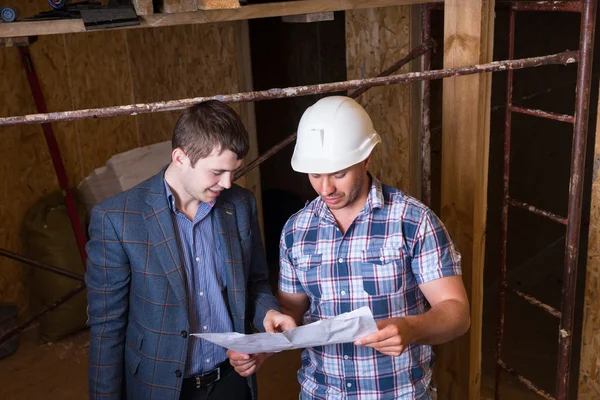 Architect en Foreman inspectie bouwplannen — Stockfoto
