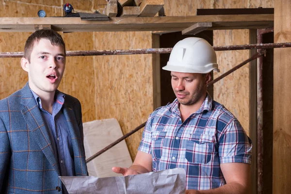 Arquitecto y capataz inspeccionando planes de construcción —  Fotos de Stock