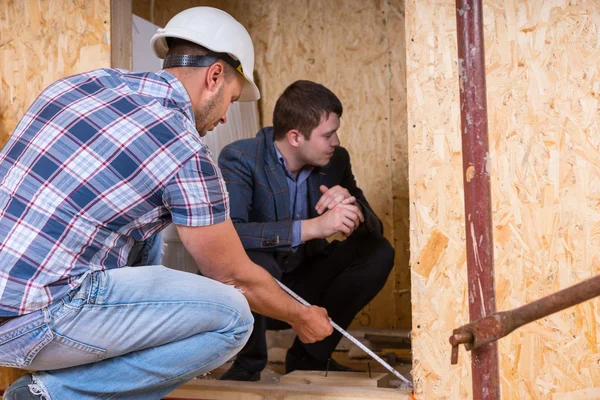 Bouwer en Architect inspectie gebouw Doorway — Stockfoto