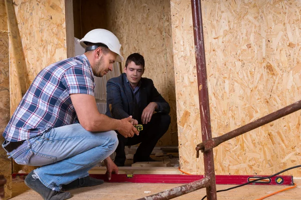 Constructor y Arquitecto Inspeccionando la Puerta del Edificio — Foto de Stock