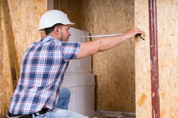 Ancho de medición del trabajador de la construcción del marco de la puerta — Foto de Stock