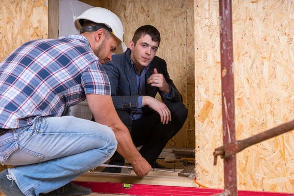 Builder och arkitekt inspektera bygga dörröppning — Stockfoto