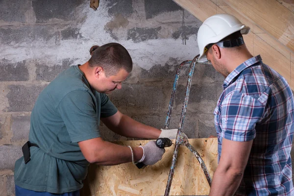 Foreman toezicht werknemer boor met nieuwe huis — Stockfoto