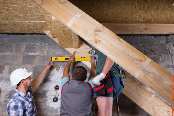 Team von Bauarbeitern baut Treppe — Stockfoto